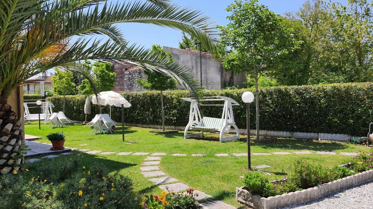 Bed&Breakfast Villa Lorena Forte dei Marmi Exteriör bild
