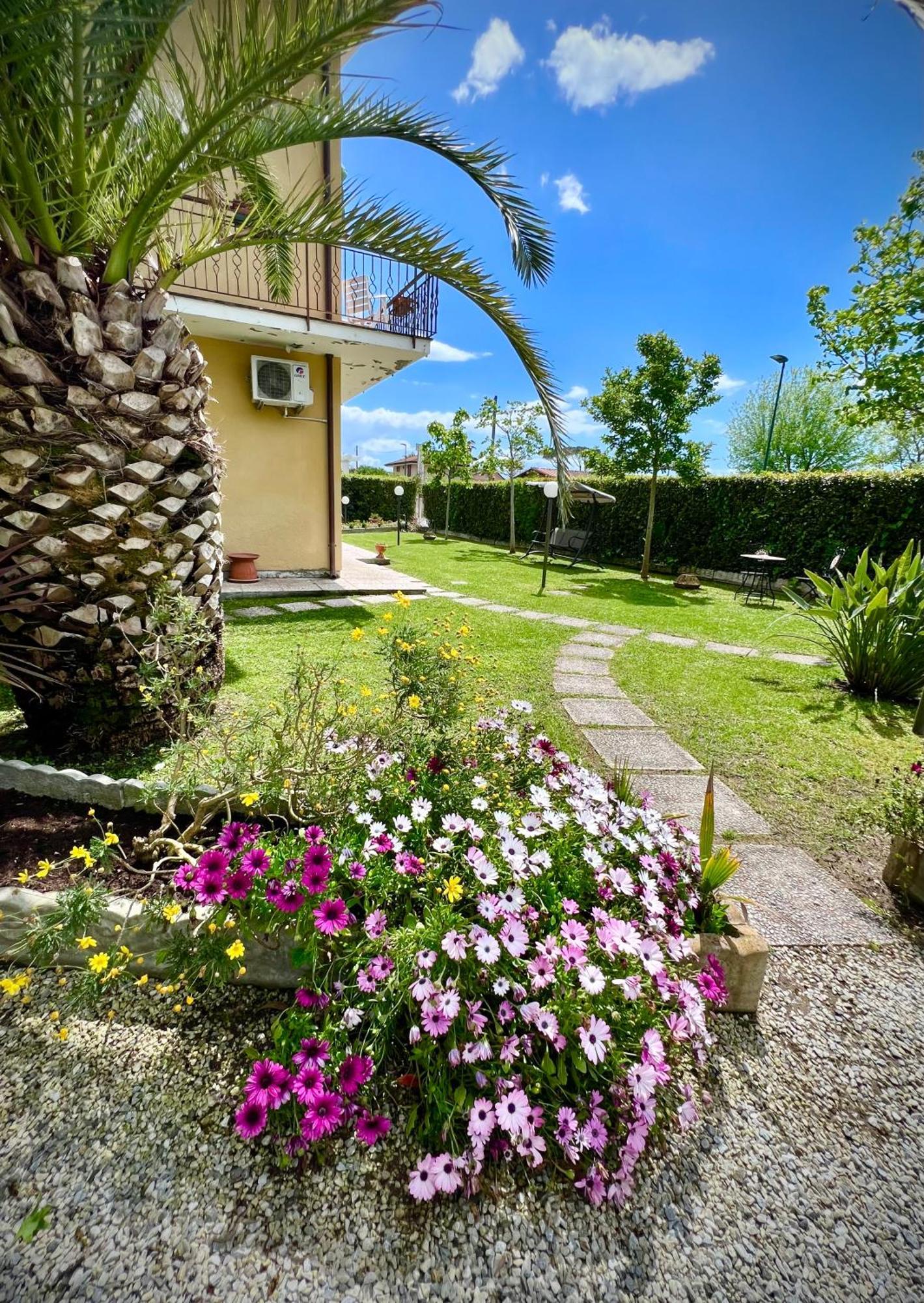 Bed&Breakfast Villa Lorena Forte dei Marmi Exteriör bild