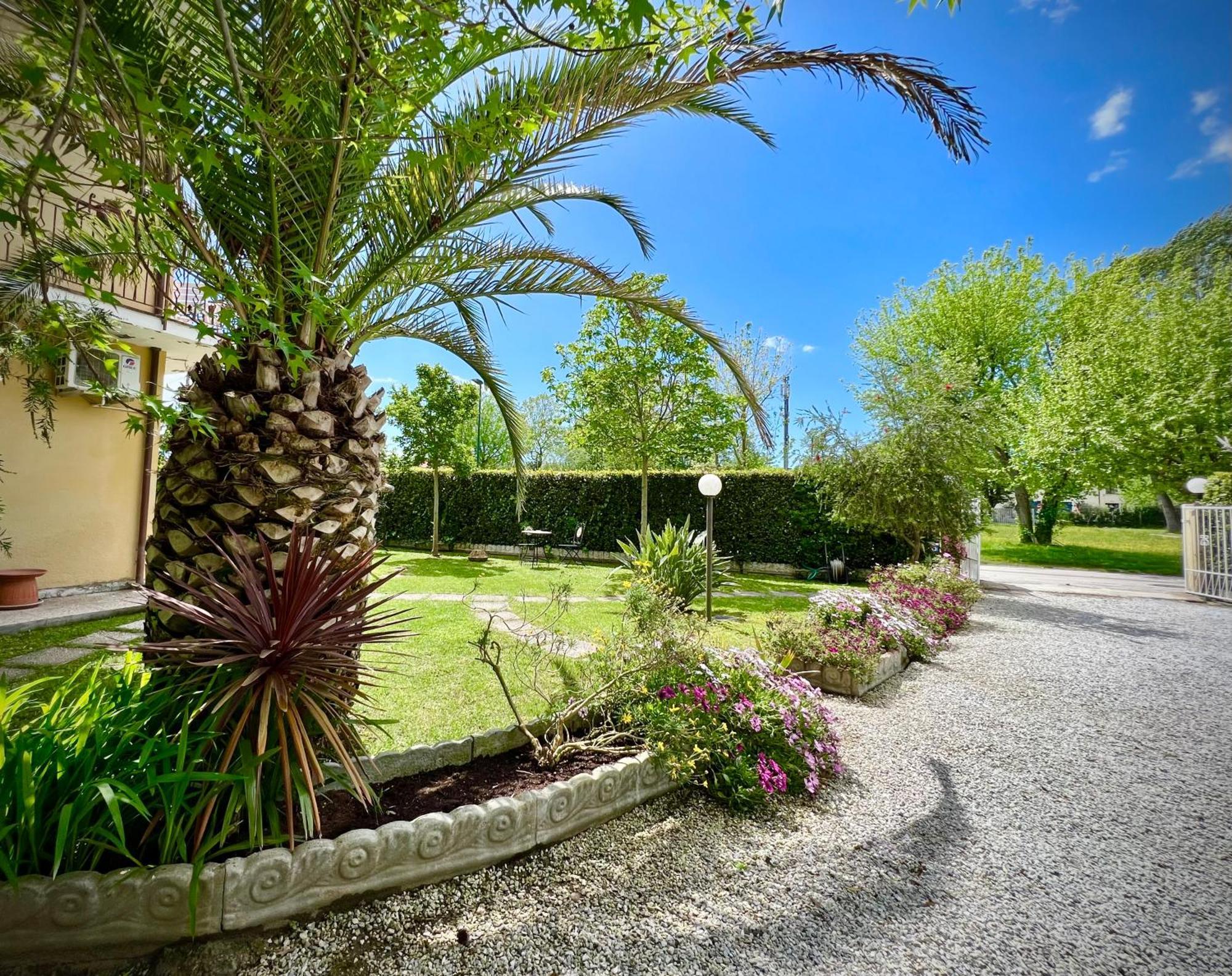 Bed&Breakfast Villa Lorena Forte dei Marmi Exteriör bild