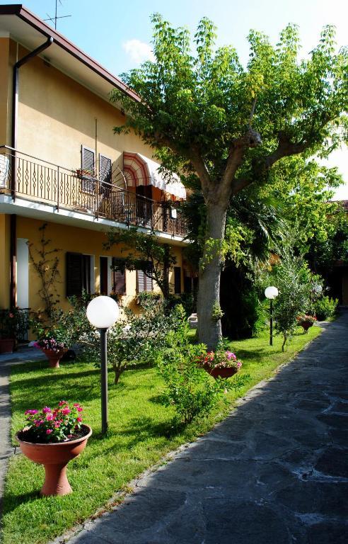 Bed&Breakfast Villa Lorena Forte dei Marmi Exteriör bild