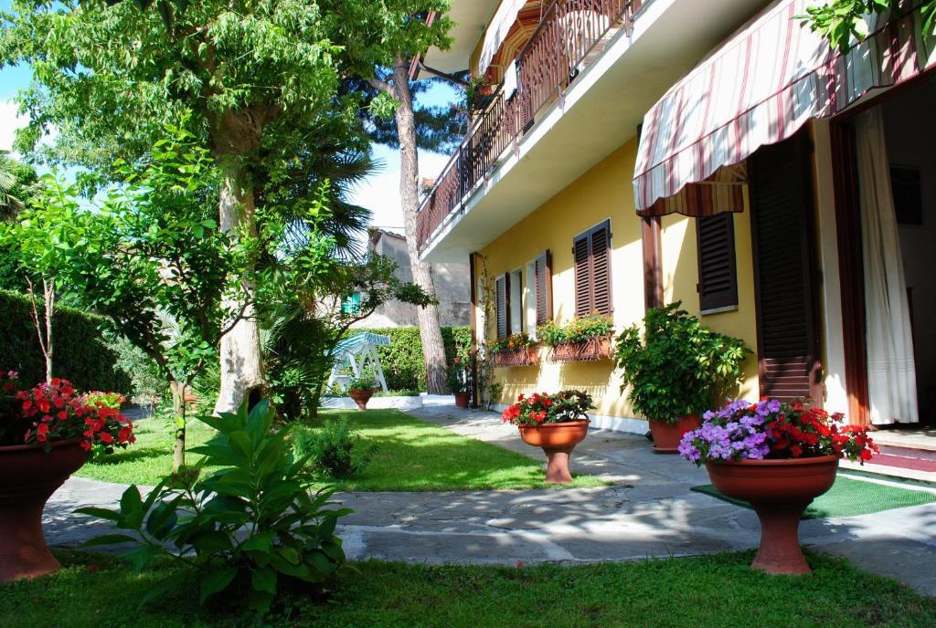 Bed&Breakfast Villa Lorena Forte dei Marmi Exteriör bild